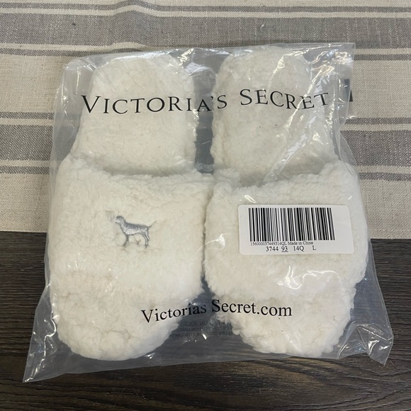Victoria's Secret Fluffy White Slippers NEW - Picture 1 of 3